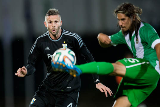 IFK Göteborgs Kjetil Waehler ser på när Rio Aves Tiago Pinto sparkar iväg bollen