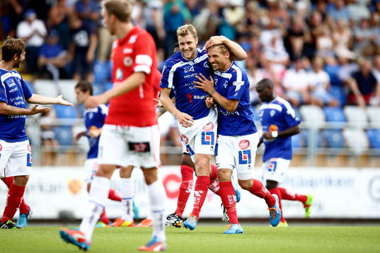 Åtvidabergs Daniel Hallingström och Martin Christensen jublar efter Martins andra mål