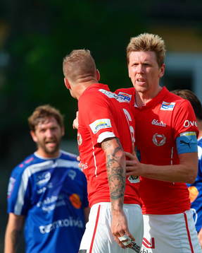 Kalmars Marcus Nilsson reagerar och stoppas av Kalmars David Elm