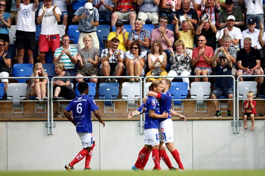 Målskytt Åtvidabergs Martin Christensen kramas om framför hemmapubliken efter att ha gjort mål och 1-0