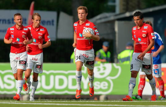 Kalmars Måns Söderqvist bär tillbaka bollen efter sitt mål 2-1
