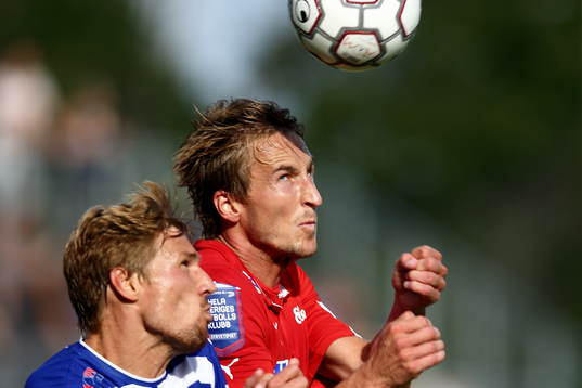 Kalmars Tor Øyvind Hovda i närkamp med Åtvidabergs Martin Christensen