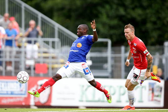 Åtvidabergs John Owoeri med bollen och han jagas av Kalmars Marcus Nilsson