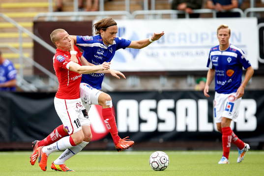 Åtvidabergs Tom Pettersson pressar tillbaka Kalmars Tobias Eriksson