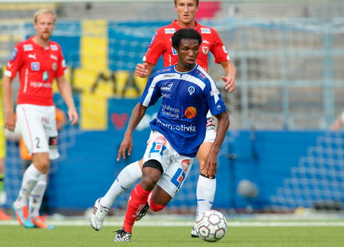 Åtvidabergs Mohamed Abubakari frmför Kalmars Tor Øyvind Hovda