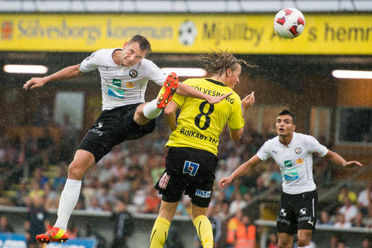 Örebros Robert Åhman Persson i nickduell med Mjällbys