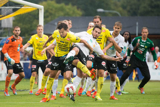 Örebros Nordin Gerzic försöker få bort bollen framför Mjällbys Daniel Ivanovski och ett välfyllt straffområde