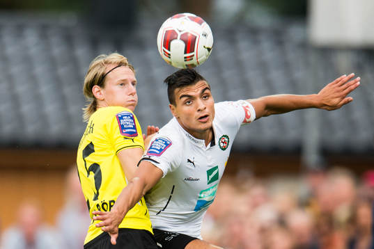 Mjällbys Anton Dahlström i nickduell Örebros Ahmed Yasin