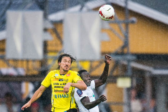 Mjällbys Daniel Ivanovski i nickduell med Örebros