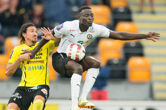 Mjällbys Daniel Ivanovski i kamp med Örebros Alhassan Kamara