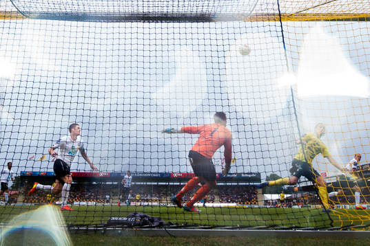 Mjällbys Robin Strömberg (th) med en farlig målchans mot