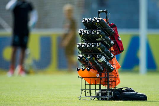 Ett ställ med vattenflaskor