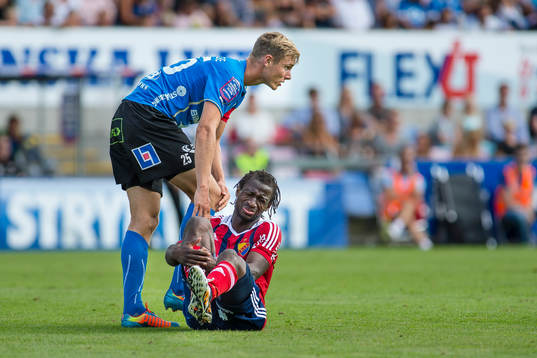 Djurgårdens Amadou Jawo blir sparkad av Halmstads Richard