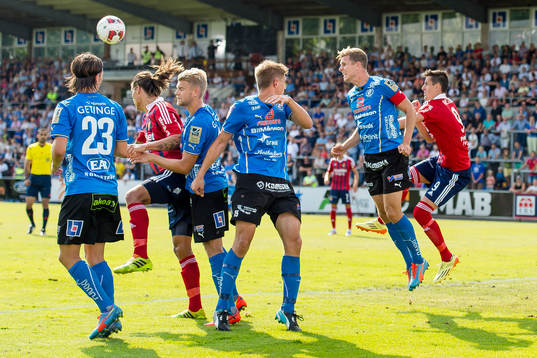 Halmstads Richard Magyar nickar bort bollen på hörna