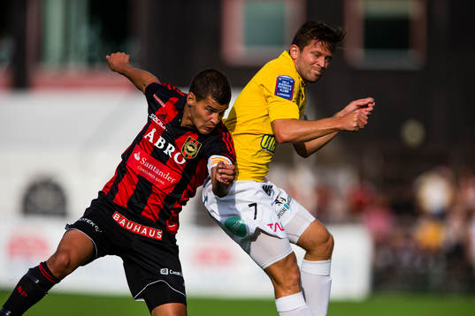 Brommapojkarnas Mauricio Albornoz i närkamp med Falkenbergs David Svensson