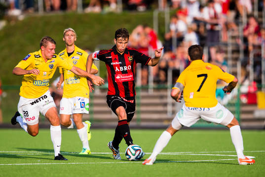 Falkenbergs Rasmus Andersson jagas av Falkenbergs Patrik Ingelsen