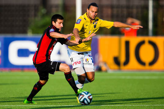 Brommapojkarnas Gabriel Özkan i kamp om bollen med Falkenbergs Johannes Vall