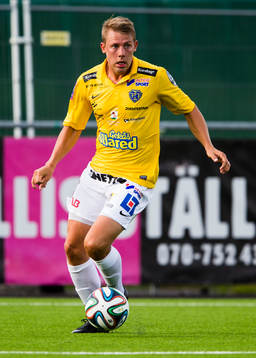 Falkenbergs Patrik Ingelsen med bollen