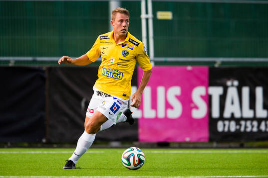 Falkenbergs Patrik Ingelsen med bollen