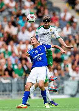 Hammarbys Thomas Guldborg Christensen i kamp om bollen med