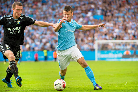 Malmö FFs Pawel Cibicki jags av IFK Göteborgs Jakob Johansson