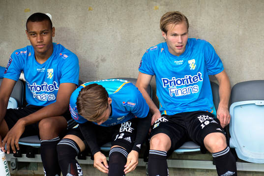 IFK Göteborgs Gustav Engvall (th) på bänken