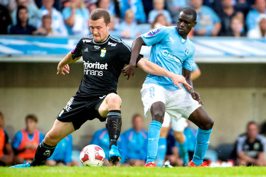 IFK Göteborgs Jakob Johansson i kamp om bollen med Malmö