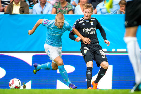 Malmö FFs Anton Tinnerholm jagar IFK Göteborgs Sam Larsson