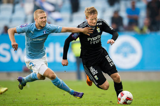 Malmö FFs Anton Tinnerholm jagar IFK Göteborgs Sam Larsson