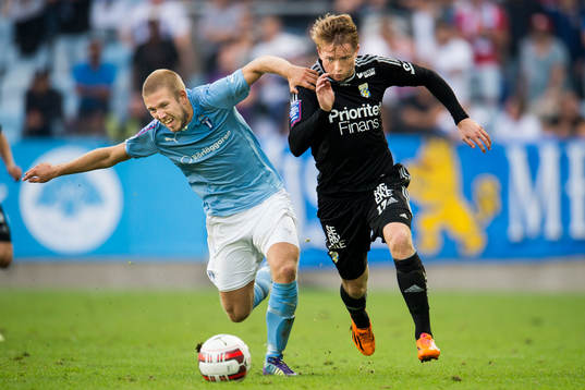 Malmö FFs Anton Tinnerholm jagar IFK Göteborgs Sam Larsson