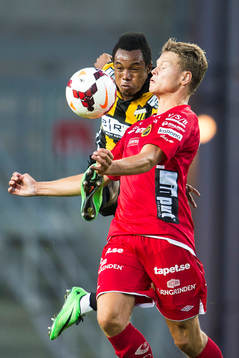 Häckens Nasiru Mohammed i kamp med Elfsborgs Viktor Claesson