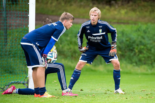 Målvakten Pontus Dahlberg tränar med IFK Göteborg den 11 april 2014 i Göteborg.