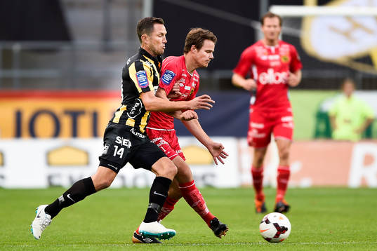Häckens Martin Ericsson i kamp om bollen med Elfsborgs