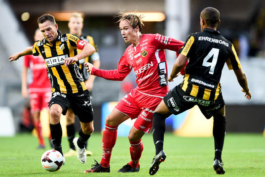 Häckens Martin Ericsson (tv) och Walid Atta i kamp med Elfsborgs Viktor Prodell