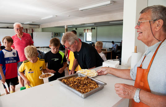 Lunch för spelare på IFK Hässleholms talangträning 11 augusti 2014.