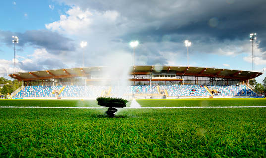 Planen på Kopparvallen vattnas mellan regnskurarna före fotbollsmatchen i Allsvenskan mellan Åtvidaberg och IFK Göteborg den 13 augusti 2014 i Åtvidaberg.