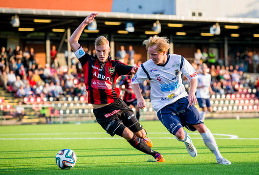 Gefles Simon Lundevall ligger steget före  Brommapojkarnas Martin Falkeborn