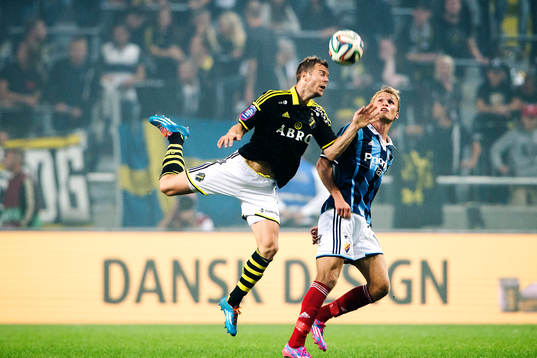 s Alexander Milosevic nickar framför Djurgårdens Sebastian Andersson under fotbollsmatchen i Allsvenskan mellan AIK och Djurgården den 13 augusti 2014 i Stockholm. 