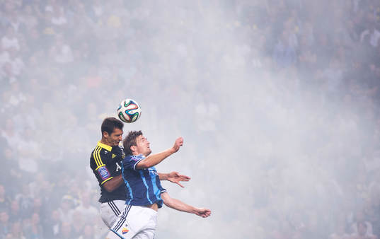 s Celso Borges och Djurgårdens Jesper Arvidsson i en luftduell under fotbollsmatchen i Allsvenskan mellan AIK och Djurgården den 13 augusti 2014 i Stockholm.
