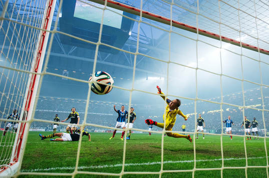 s målvakt Patrik Carlgren släpper in 1-1-målet som styrs