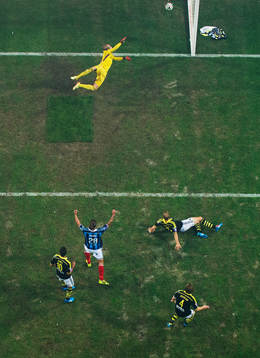 s målvakt Patrik Carlgren släpper in 1-1-målet som styrs