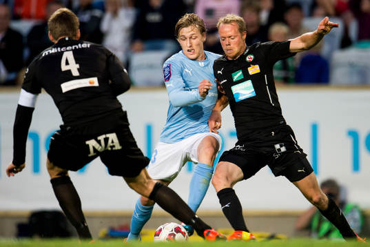 Malmö FFs Emil Forsberg i kamp med Örebros Patrik Haginge
