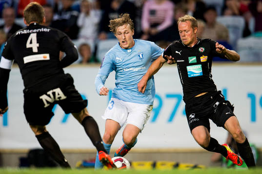 Malmö FFs Emil Forsberg i kamp med Örebros Patrik Haginge