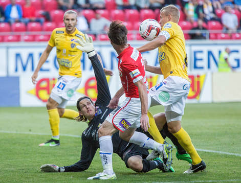 Kalmars Cesar Santin och Falkenbergs målvakt Otto Martler