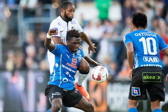 Halmstads King Osei Gyan i kamp med Häckens Rene Makondele