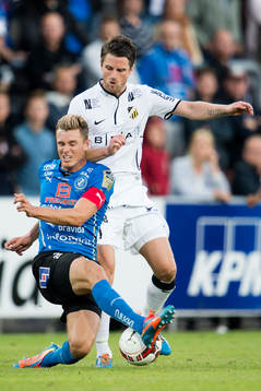 Halmstads Richard Magyar i kamp Häckens Gunnar Heidar