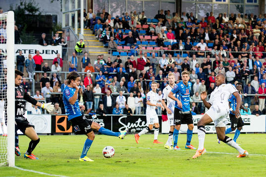 Halmstads Kristinn Steindorsson rensar undan efter att Häckens Carlos Strandberg skjutit