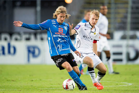 Halmstads Oliver Silverholt i kamp med Häckens Oscar Lewicki