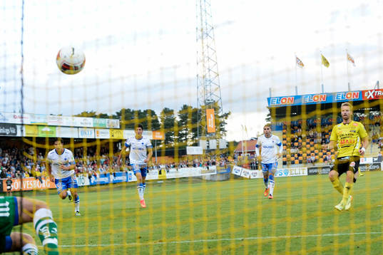 Mjällbys Christian Wilhelmsson gör 3-0 på straff i den allsvenska fotbollsmatchen mellan Mjällby och IFK Norrköping i Hällevik 14 augusti 2014.