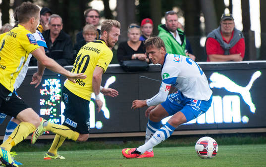 Mjällbys Christian Wilhelmsson i kamp med Norrköpings Linus Wahlqvist i den allsvenska matchen mellan Mjällby och Norrköping i Hällevik 14 augusti 2014.